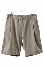 Load image into Gallery viewer, CAPERTICA TUCK EASY SHORTS / BARATHEA CLOTH (BEIGE)