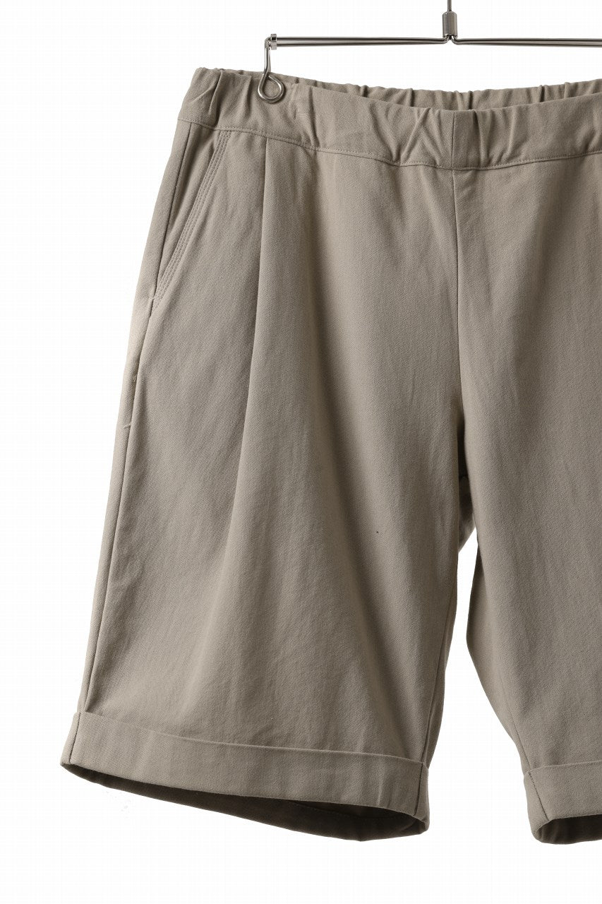 CAPERTICA TUCK EASY SHORTS / BARATHEA CLOTH (BEIGE)