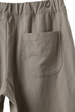 Load image into Gallery viewer, CAPERTICA TUCK EASY SHORTS / BARATHEA CLOTH (BEIGE)