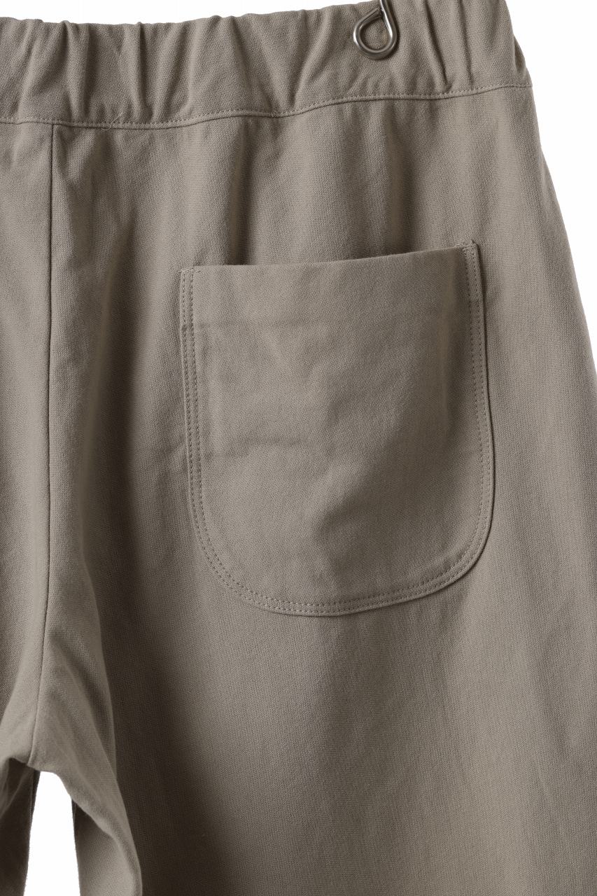 CAPERTICA TUCK EASY SHORTS / BARATHEA CLOTH (BEIGE)