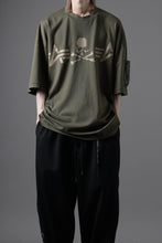 画像をギャラリービューアに読み込む, MASTERMIND WORLD x ALPHA INDUSTRIES CIGER POCKET OVERSIZED T-SHIRT (OLIVE)