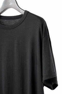 Load image into Gallery viewer, CAPERTICA REGULAR FIT S/S TEE / SUPER 140s WASHABLE WOOL DC JERSEY (DARKNESS)