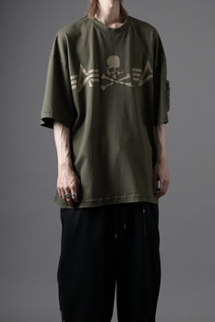 Load image into Gallery viewer, MASTERMIND WORLD x ALPHA INDUSTRIES CIGER POCKET TEE (OLIVE)