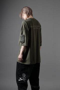 Load image into Gallery viewer, MASTERMIND WORLD x ALPHA INDUSTRIES CIGER POCKET TEE (OLIVE)