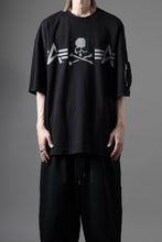 画像をギャラリービューアに読み込む, MASTERMIND WORLD x ALPHA INDUSTRIES CIGER POCKET OVERSIZED T-SHIRT (BLACK)