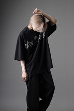 画像をギャラリービューアに読み込む, MASTERMIND WORLD x ALPHA INDUSTRIES CIGER POCKET OVERSIZED T-SHIRT (BLACK)