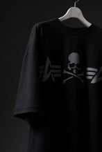 Load image into Gallery viewer, MASTERMIND WORLD x ALPHA INDUSTRIES CIGER POCKET TEE (BLACK)