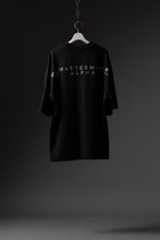 画像をギャラリービューアに読み込む, MASTERMIND WORLD x ALPHA INDUSTRIES CIGER POCKET OVERSIZED T-SHIRT (BLACK)