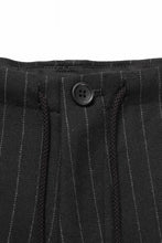 画像をギャラリービューアに読み込む, Y&#39;s for men WIDE-LEG DRAWSTRING PANTS / STRIPED SERGE (BLACK)