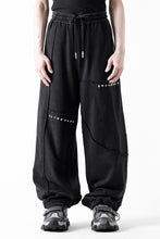 画像をギャラリービューアに読み込む, Feng Chen Wang PANELLED STRAIGHT SWEATPANTS (BLACK)