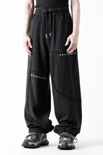 画像をギャラリービューアに読み込む, Feng Chen Wang PANELLED STRAIGHT SWEATPANTS (BLACK)