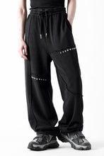 画像をギャラリービューアに読み込む, Feng Chen Wang PANELLED STRAIGHT SWEATPANTS (BLACK)