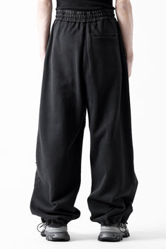 画像をギャラリービューアに読み込む, Feng Chen Wang PANELLED STRAIGHT SWEATPANTS (BLACK)