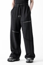 画像をギャラリービューアに読み込む, Feng Chen Wang PANELLED STRAIGHT SWEATPANTS (BLACK)