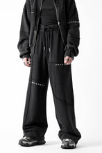 画像をギャラリービューアに読み込む, Feng Chen Wang PANELLED STRAIGHT SWEATPANTS (BLACK)