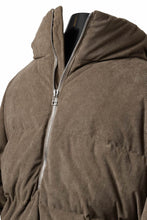 Load image into Gallery viewer, A.F ARTEFACT HIGH NECK DOWN JACKET / CORDUROY (BROWN)