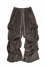 画像をギャラリービューアに読み込む, A.F ARTEFACT HERRINGBONE LINEN TUCK WIDE PANTS (BROWN)