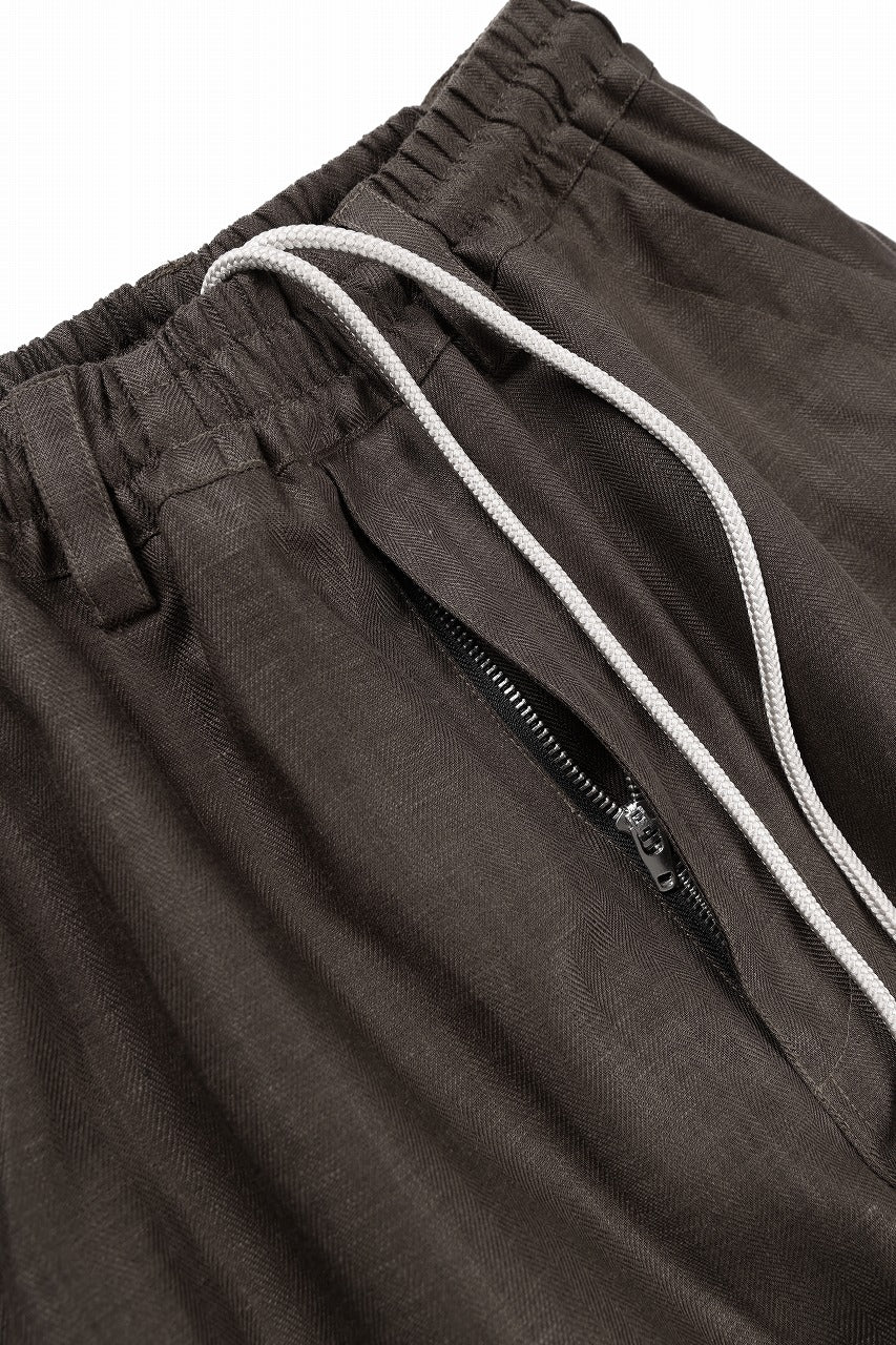 A.F ARTEFACT HERRINGBONE LINEN TUCK WIDE PANTS (BROWN)