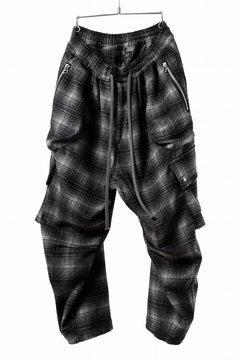 Load image into Gallery viewer, A.F ARTEFACT HEM-STRING WIDE CARGO PANTS / OMBRE FLANNEL(BLACK x WHITE)