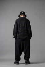 Load image into Gallery viewer, MASTERMIND WORLD LOUNGE LONG PANTS / SOFTY BOA FLEECE (BLACK x CHARCOAL)