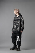 Load image into Gallery viewer, mastermind JAPAN BANDANA HOODIE / REGULAR FIT (BLACK BASE)