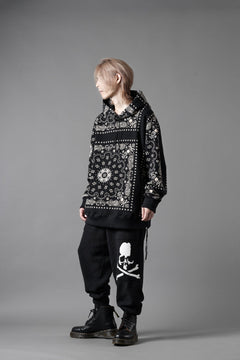 Load image into Gallery viewer, mastermind JAPAN BANDANA HOODIE / REGULAR FIT (BLACK BASE)