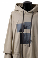 Load image into Gallery viewer, A.F ARTEFACT LAYERED SWEAT HOODIE / TYPE B PRINT (BEIGE)