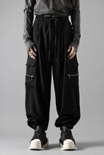 Load image into Gallery viewer, thom/krom RELAXED FIT CARGO TROUSERS / ELASTIC VISCOSE (BLACK)