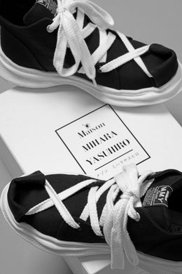 beauty : beast ROLL-TONGUE STAINING SHOES feat. Maison MIHARA YASUHIRO (BLACK x WHITE)