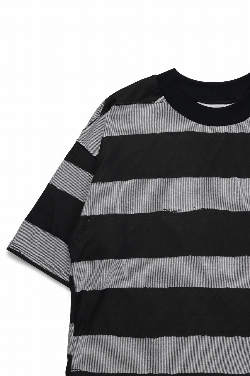 A.F ARTEFACT BOUND BORDER JUMBO TEE (BLACK x LIGHT GREY)