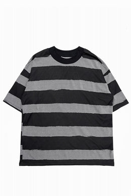 A.F ARTEFACT BOUND BORDER JUMBO TEE (BLACK x LIGHT GREY)