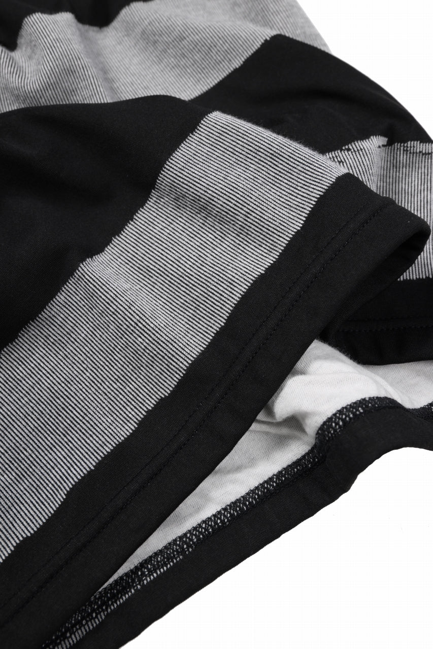 A.F ARTEFACT BOUND BORDER JUMBO TEE (BLACK x LIGHT GREY)