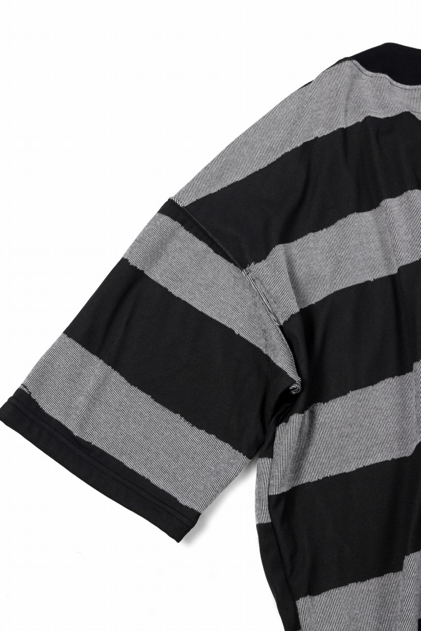 A.F ARTEFACT BOUND BORDER JUMBO TEE (BLACK x LIGHT GREY)