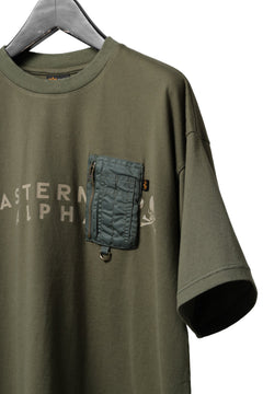 Load image into Gallery viewer, mastermind WORLD x ALPHA INDUSTRIES CIGER POCKET TEE (OLIVE)