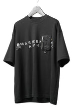 画像をギャラリービューアに読み込む, mastermind WORLD x ALPHA INDUSTRIES CIGER POCKET TEE (BLACK)