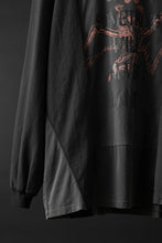 Load image into Gallery viewer, CHANGES exclusive VINTAGE REMAKE L/S TOPS (MULTI BLACK #P)