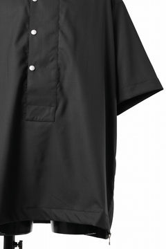 Load image into Gallery viewer, A.F ARTEFACT SIDE ZIP HALF PULOVER SHIRT / TROPICAL WOOL (BLACK)