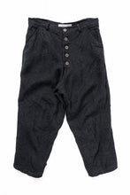 Load image into Gallery viewer, YUTA MATSUOKA cropped pants / medium white dyed linen (blue black)