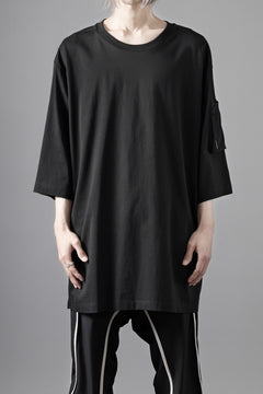 Load image into Gallery viewer, thom/krom ZIP POCKET SHORT SLEEVE TEE / COTTON JERSEY (BLACK)