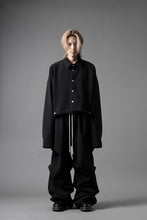 Load image into Gallery viewer, A.F ARTEFACT CROPPED SHIRT JACKET / PEs KNIT JERSEY (BLACK)