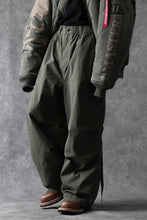 Load image into Gallery viewer, mastermind WORLD x ALPHA INDUSTRIES CARGO PANTS (OLIVE)