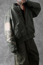 Load image into Gallery viewer, mastermind WORLD x ALPHA INDUSTRIES RIVERSIBLE MA-1 JACKET (OLIVE)