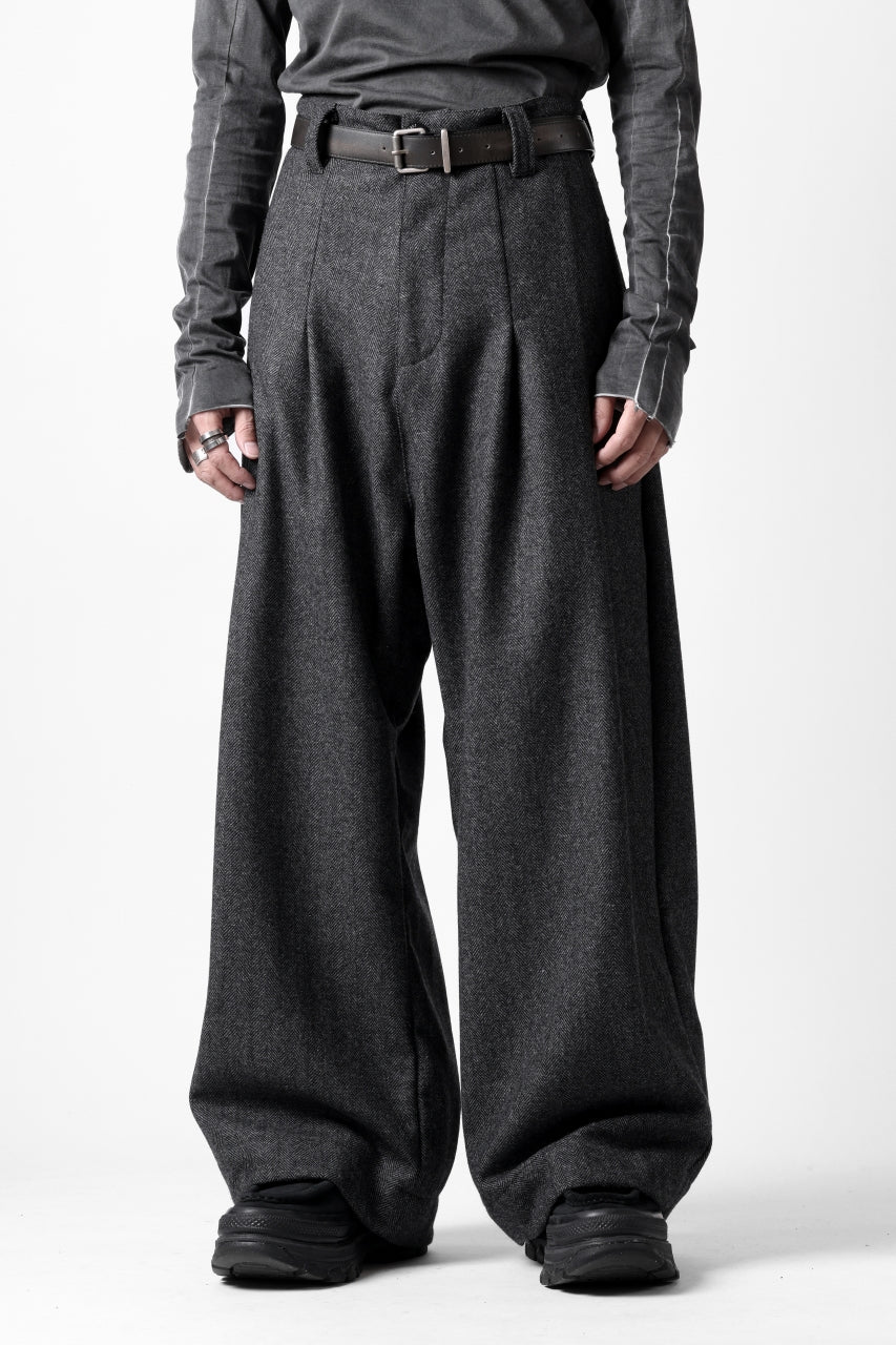 A.F ARTEFACT TUCK WIDE TROUSERS / HERRING BONE WOOL (D.GREY)