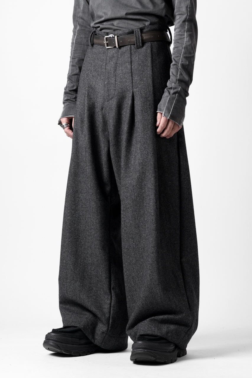 A.F ARTEFACT TUCK WIDE TROUSERS / HERRING BONE WOOL (D.GREY)