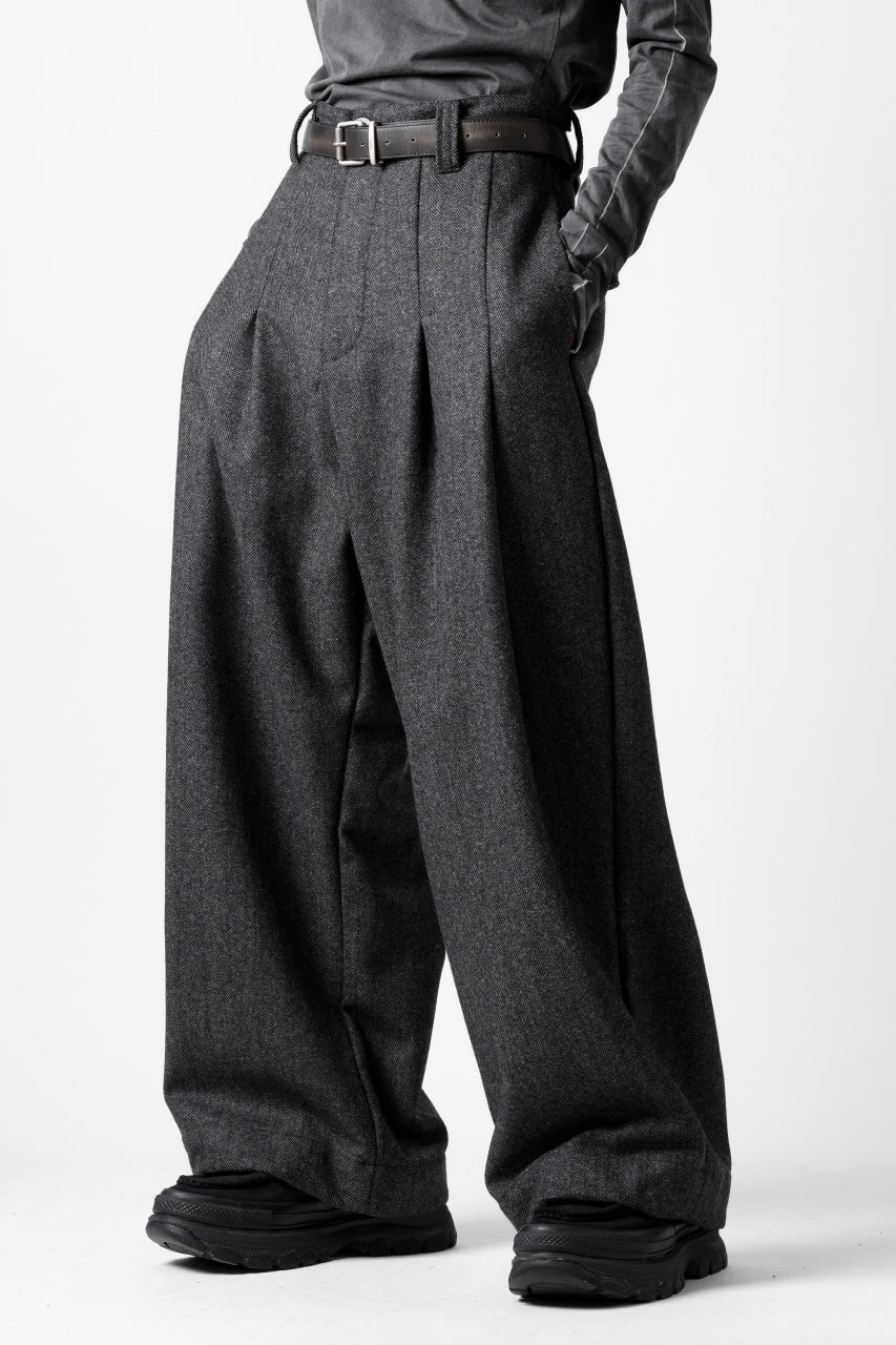 A.F ARTEFACT TUCK WIDE TROUSERS / HERRING BONE WOOL (D.GREY)