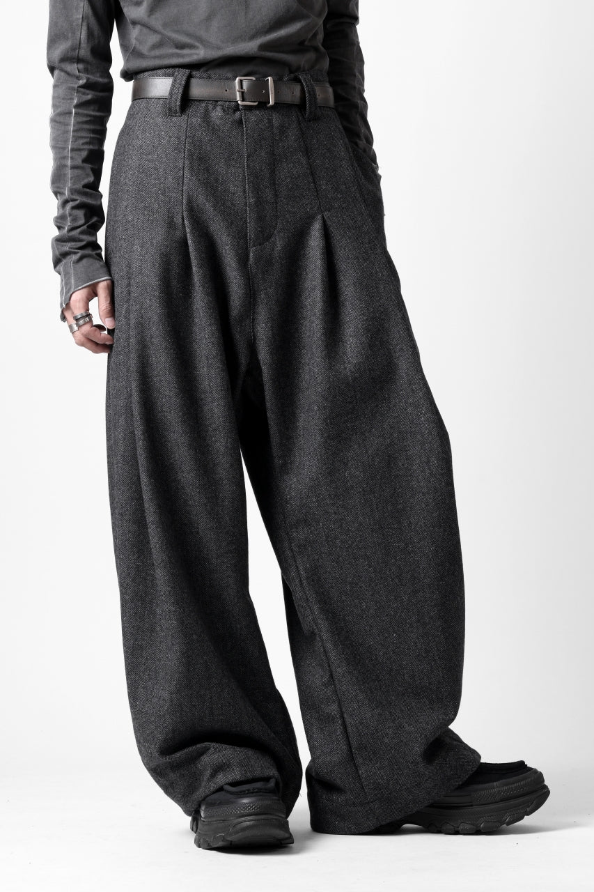 A.F ARTEFACT TUCK WIDE TROUSERS / HERRING BONE WOOL (D.GREY)