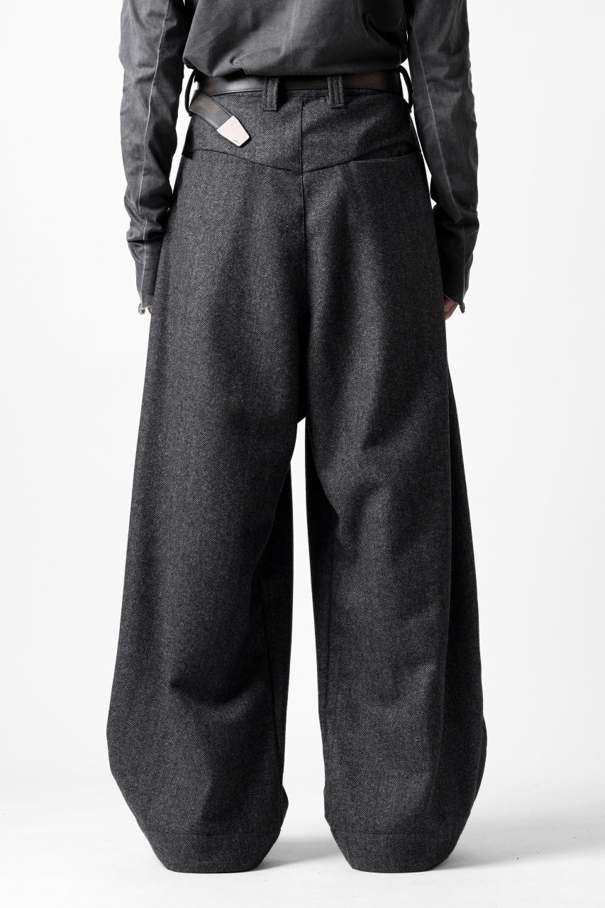 A.F ARTEFACT TUCK WIDE TROUSERS / HERRING BONE WOOL (D.GREY)