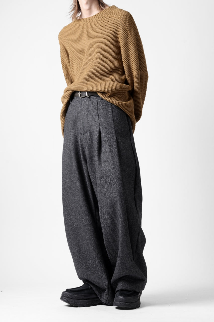 A.F ARTEFACT TUCK WIDE TROUSERS / HERRING BONE WOOL (D.GREY)