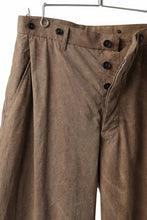 Load image into Gallery viewer, KLASICA LINDBERGH (ND ver.) SIDE TUCKED WIDE STRAIGHT TROUSERS / NATURAL DYED COTTON x SILK WEATHER (KAKI BROWN)