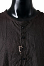 画像をギャラリービューアに読み込む, KLASICA &quot;SH-044&quot; SPLIT RAGLAN COLLAR LESS SHIRTS / BENGARA &amp; SUMI COATED LINEN (BENGARA)